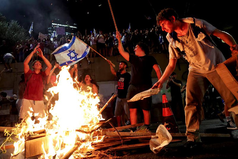 以色列1日爆发大规模游行示威活动，众多民众走上街头呼吁以色列政府与哈马斯达成停火协议，推动被扣押在加沙地带的以方人员获释