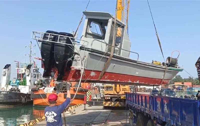 金门快艇翻覆案，海巡署2月15日吊起快艇送检方查验，以确认是否有撞击痕迹