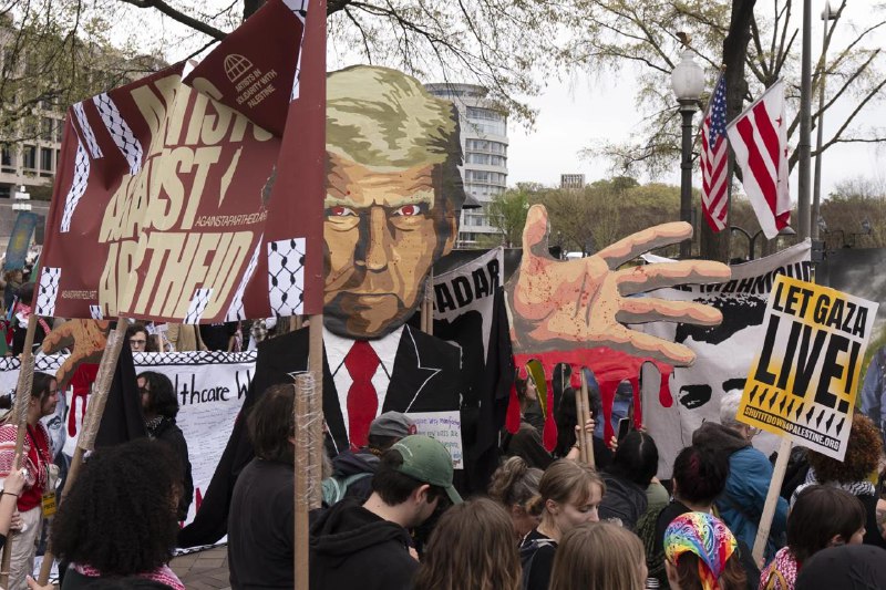 美国数十个城市4月5日举行“把手拿开”集会，表达对特朗普政府的不满