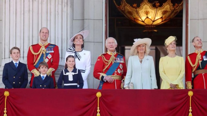 英国凯特王妃15日出席观看皇家阅兵仪式，之后在白金汉宫阳台上向人群微笑挥手致意