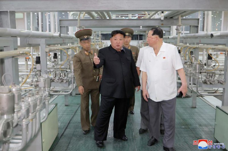 朝鲜领导人金正恩前往核武器研究所和武器级核物质生产设施进行现场指导，并指示集中一切力量生产战术核武器制造所需的核物质，创造新的飞跃成果