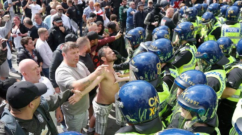 英国多个城市发生极右翼示威骚乱