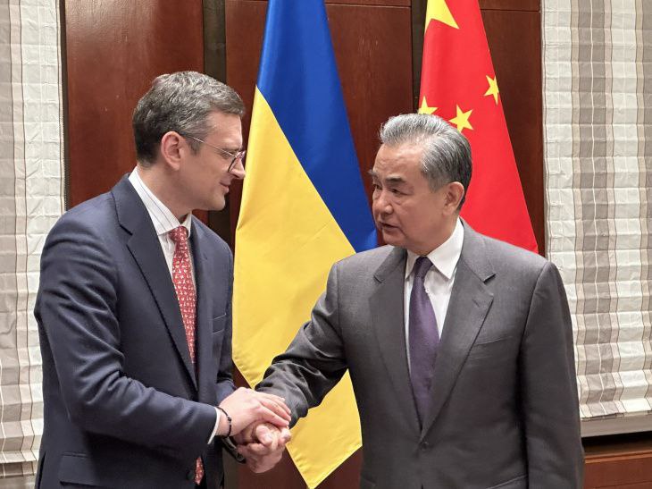 王毅17日在慕尼黑会见乌克兰外长库列巴