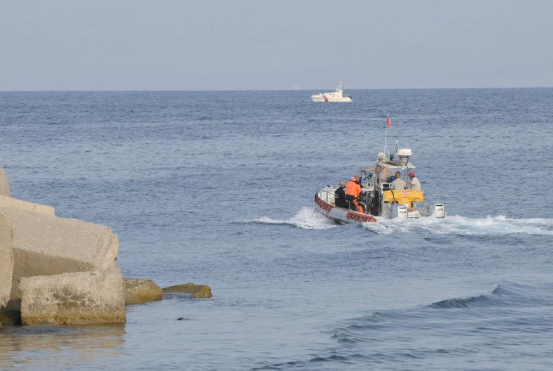 一艘豪华游艇19日凌晨在意大利西西里岛附近海域遭遇风暴后翻沉，导致1人死亡，另有6人失踪，其中包括英国知名软件技术企业家迈克·林奇以及摩根士丹利国际公司董事长乔纳森·布卢默