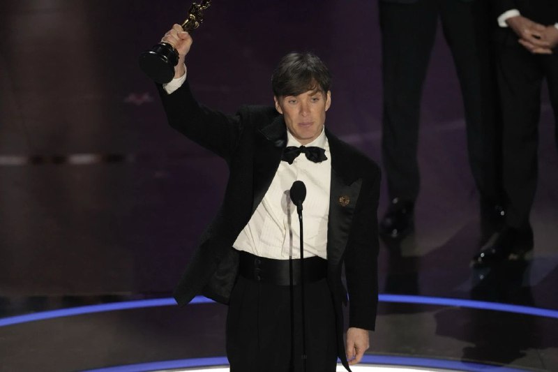 第96届奥斯卡金像奖3月10日举行颁奖典礼：最佳影片、最佳剪辑、最佳原创配乐、最佳摄影：《奥本海默》最佳导演：克里斯托弗·诺兰—《奥本海默》最佳男主角：基里安·墨菲—《奥本海默》最佳女主角：艾玛·斯通—《可怜的东西》最佳男配角：小罗伯特·唐尼—《奥本海默》最佳女配角：达明·乔伊·伦道夫—《留校联盟》最佳原创剧本：《坠落的审判》最佳改编剧本：《美国小说》最佳国际影片、最佳音响：《利益区域》最佳动画长片：《你想活出怎样的人生》最佳视觉效果：《哥斯拉-1.0》最佳艺术指导、最佳服装设计、最佳化妆与发型设计：《可怜的东西》最佳原创歌曲：《What Was I Made For?》—《芭比》最佳动画短片：《战争结束了！受列侬和洋子音乐的启发》最佳真人短片：《亨利·休格的神奇故事》最佳纪录长片：《马里乌波尔20天》最佳纪录短片：《最后的修理店》（奥斯卡，图片：美联社）