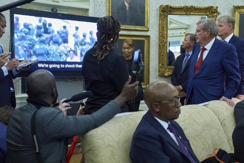 美国总统特朗普5月21日在白宫会见南非总统拉马福萨时突然展示视频和剪报，指责南非正出现“针对白人的种族屠杀”