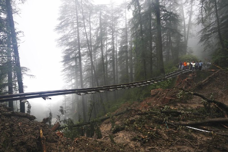 印度北部喜马偕尔邦近日的暴雨引发洪水和山体滑坡，造成至少48人死亡，多人被困