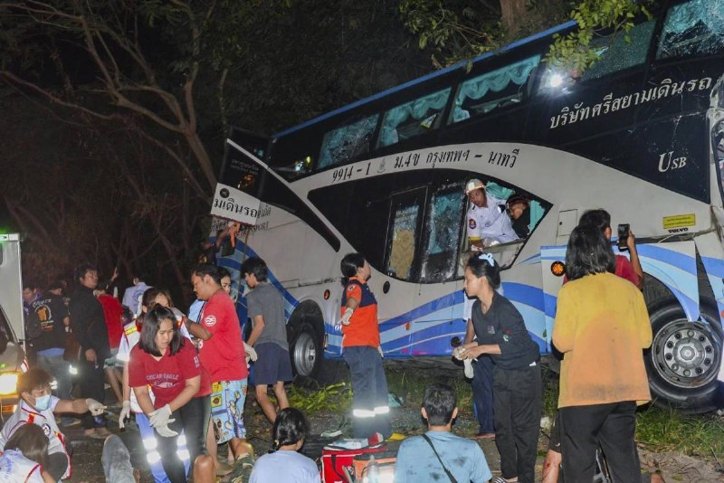泰国一辆大巴失控撞树，目前已造成14人死亡，30多人受伤