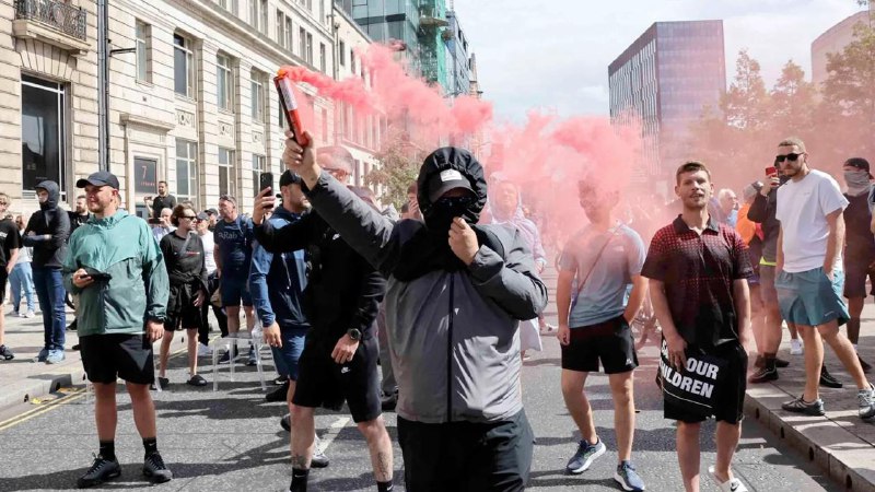 英国多个城市发生极右翼示威骚乱