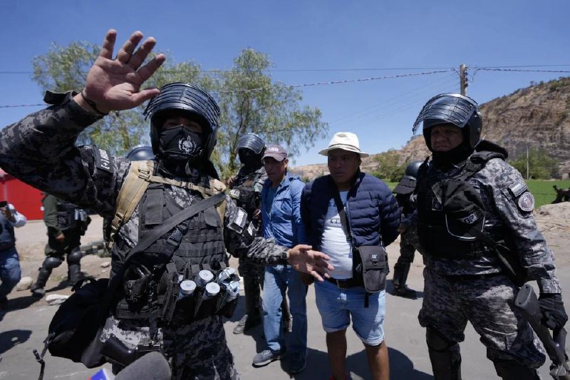 玻利维亚外交部2日称，有“非正规团体”成员将200余名士兵劫为人质，并偷取武器和弹药