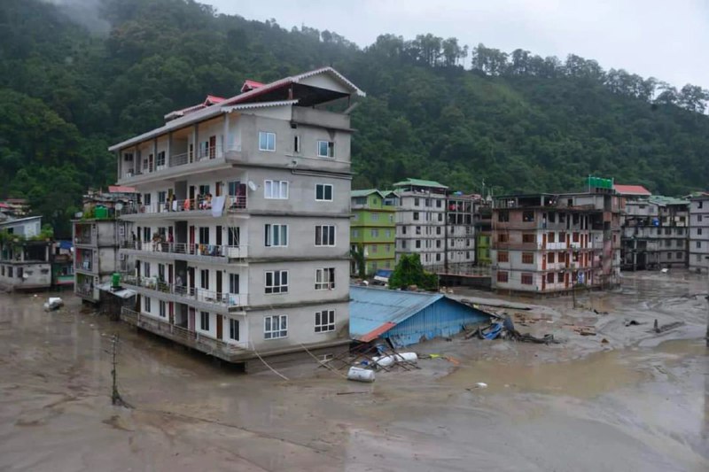 印度锡金邦近日的强降雨引发山洪，淹没了多个城镇，造成至少14人死亡、百余人失踪