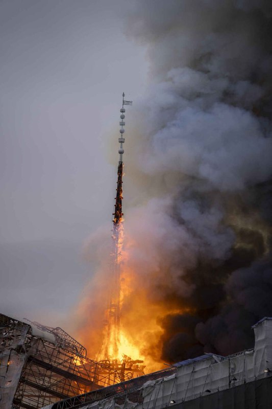 有近400年历史的丹麦旧证券交易中心建筑16日发生火灾，其标志性尖顶在火中倒塌