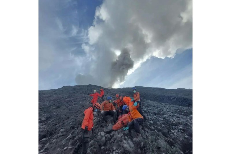 印度尼西亚西苏门答腊省马拉皮火山日前喷发后失踪的12名登山者均已找到遗体