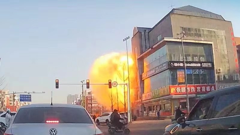 13日7时许，河北廊坊三河市燕郊一炸鸡店发生爆炸，已致2死26伤，其中重伤2人，暂无生命危险