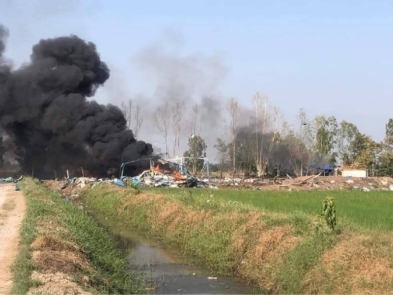 泰国中部素攀武里府一家烟花厂17日15时30分许发生爆炸，已造成至少23人死亡、7人受伤